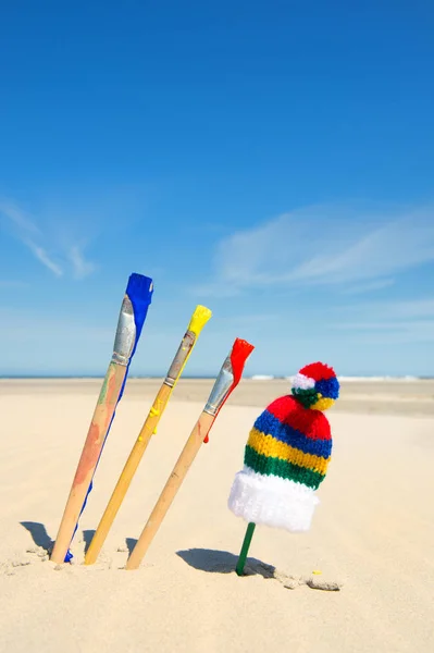 Verf penselen op strand — Stockfoto