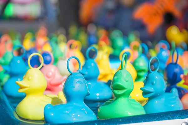 Patos de plástico na feira — Fotografia de Stock