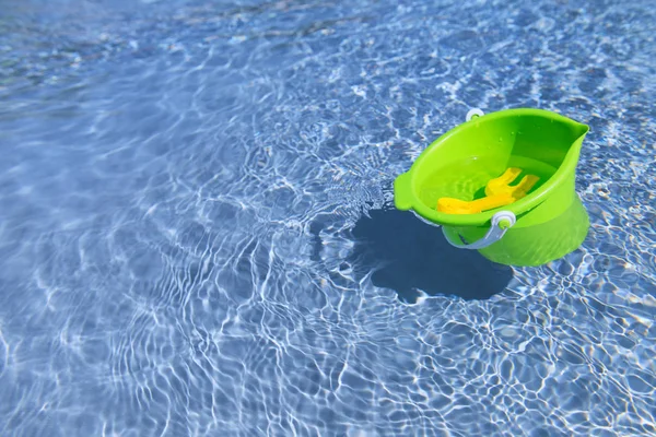 Flytande leksaker i poolen — Stockfoto