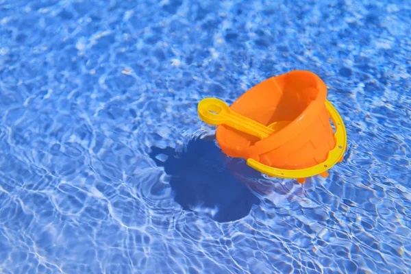 Плавающие игрушки в бассейне — стоковое фото