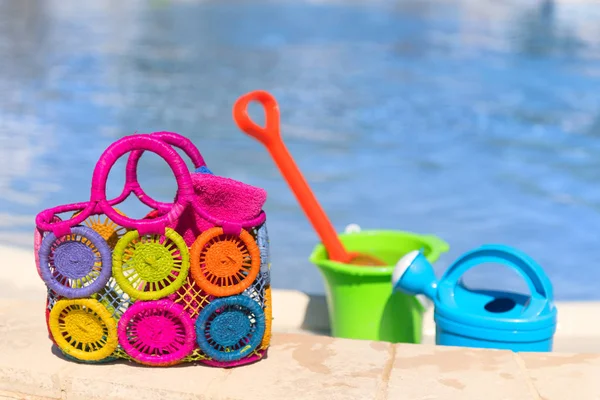 Spielzeug im Schwimmbad — Stockfoto