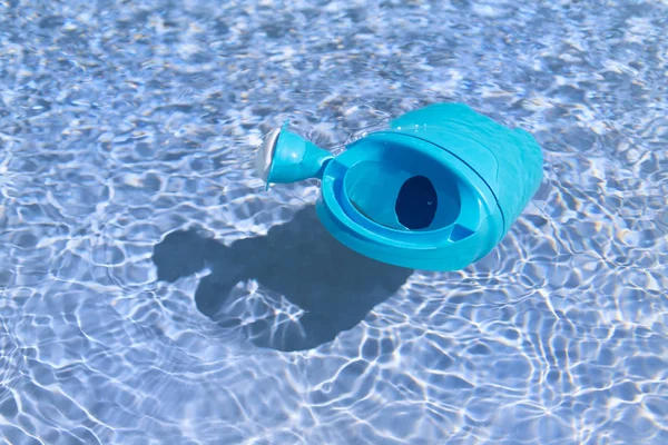 Juguetes flotantes en la piscina —  Fotos de Stock