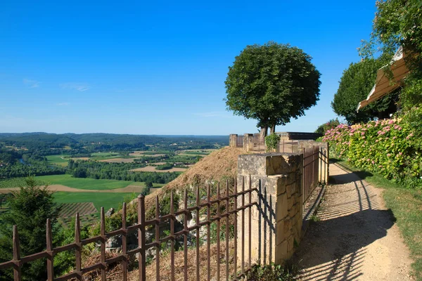 Dorfdomme mit Blick auf Dordogne — Stockfoto