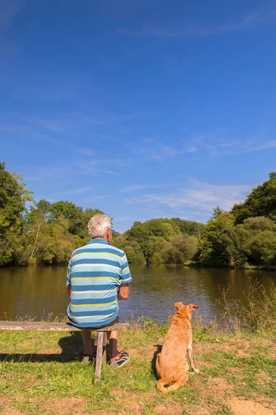 Man met hond in de natuur — Stockfoto
