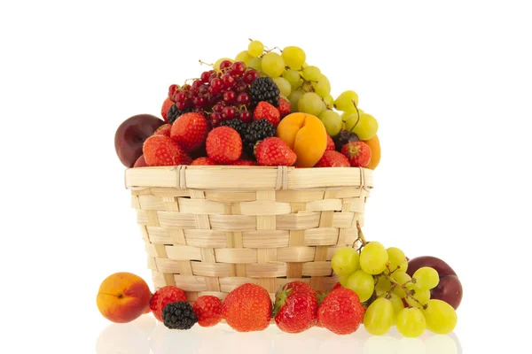 Cesta de vime com frutas mistas de verão — Fotografia de Stock