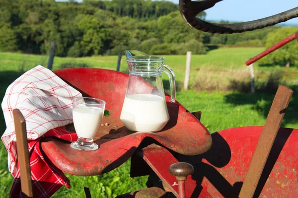 Leche en la granja — Foto de Stock