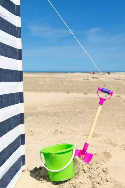 Parabrezza a strisce in spiaggia — Foto Stock