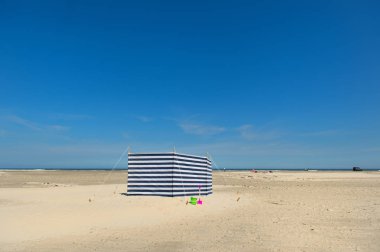 Plajda çizgili windbreak