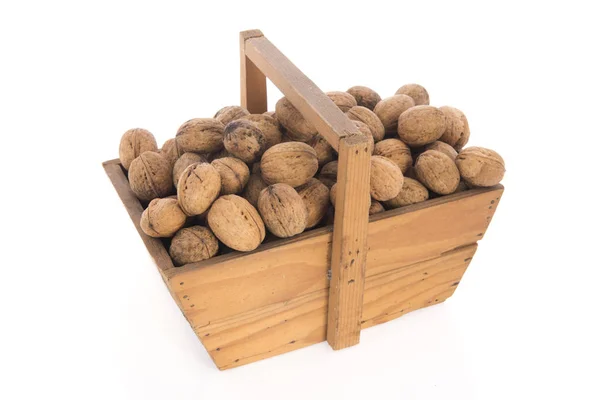 Дерев'яний кошик волоських горіхів — стокове фото