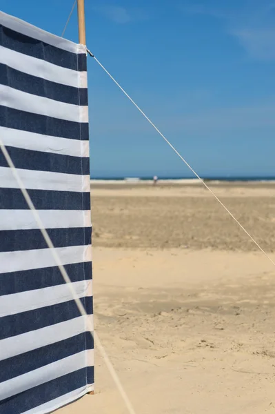 Plajda çizgili windbreak — Stok fotoğraf