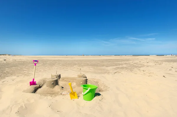 Castelo Areia Com Brinquedos Conchas Praia — Fotografia de Stock