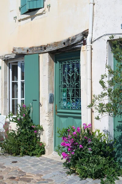 Casa com cortinas verdes — Fotografia de Stock