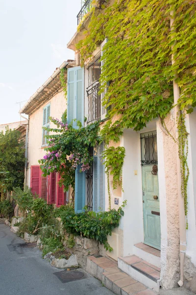 Gasse in Antibes — Stockfoto