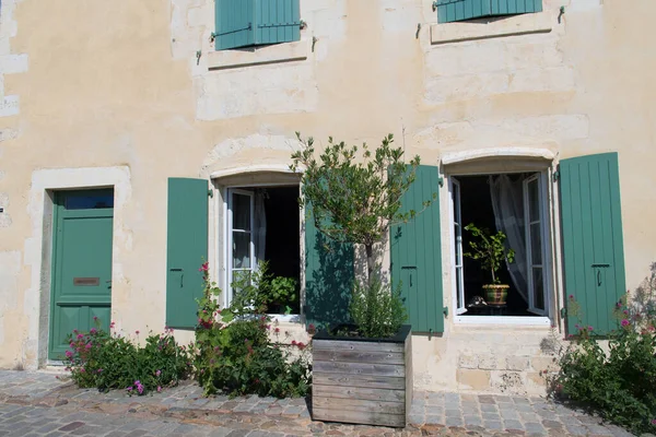 Casa com cortinas verdes — Fotografia de Stock