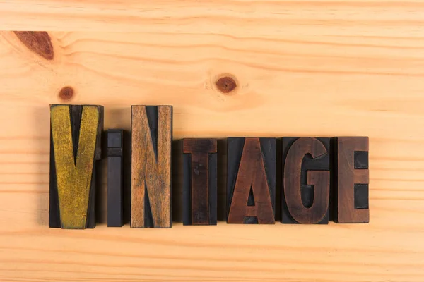 Vintage houten letters op hout — Stockfoto