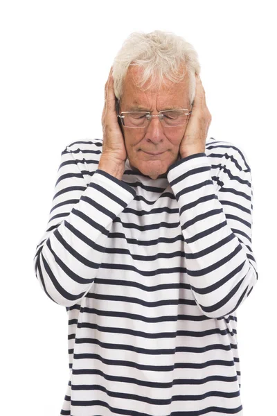 Senior man met handen op het oor — Stockfoto