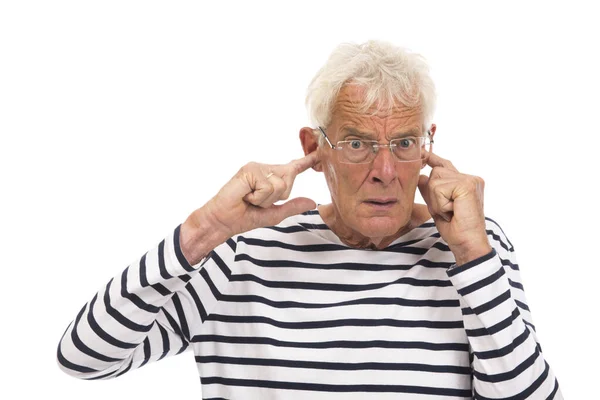 Senior man met vingers in het oor — Stockfoto