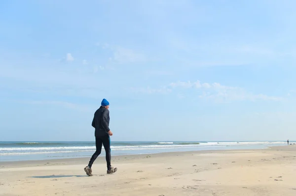 Senior man running at the beach — Fotografie, imagine de stoc