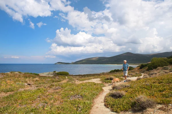Uomo in piedi sulla costa dalla Corsica — Foto Stock