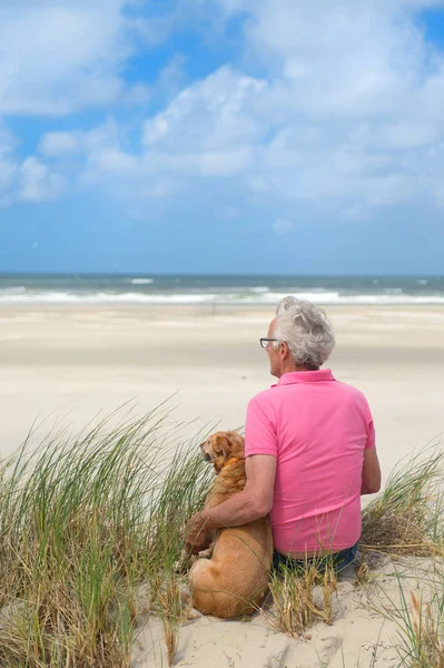 Homem com cão na praia — Fotografia de Stock