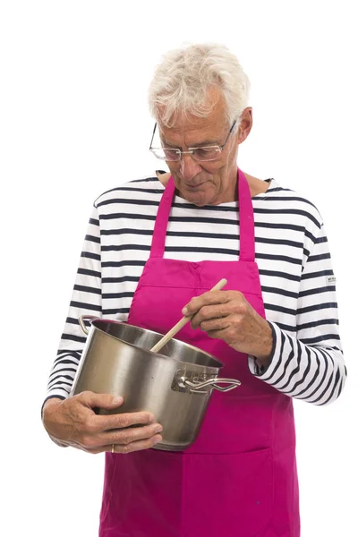 ピンクのエプロンと調理パンを持つ主婦 — ストック写真