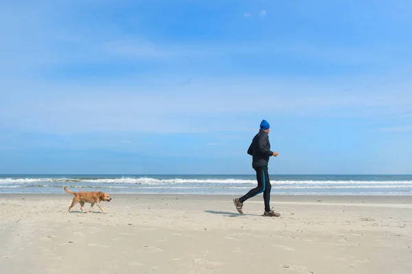 Starszy pan biegający na plaży. — Zdjęcie stockowe