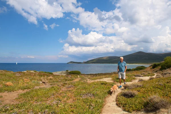 コルシカ島から海岸を歩く男 — ストック写真