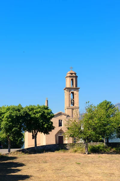 Kerk in het kleine Corsicaanse bergdorp — Stockfoto