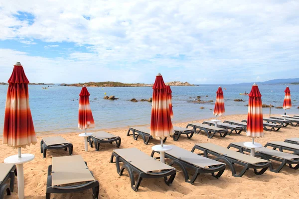 Stranden med avkopplande sängar på Korsikas kust — Stockfoto