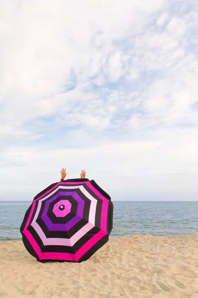 Szczęśliwy na plaży za parasolem plaży dla cienia — Zdjęcie stockowe