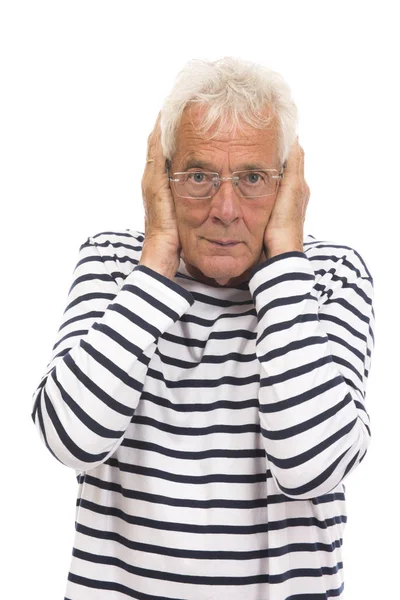 Hombre mayor con las manos en la oreja — Foto de Stock