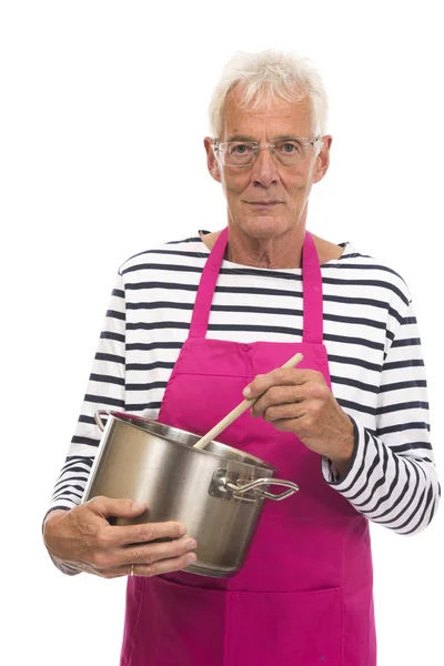 Домохозяйка с розовым фартуком и сковородкой — стоковое фото