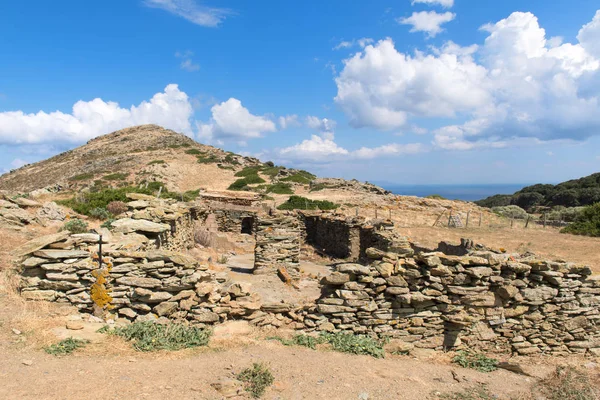 Geit stabiel in landschap — Stockfoto