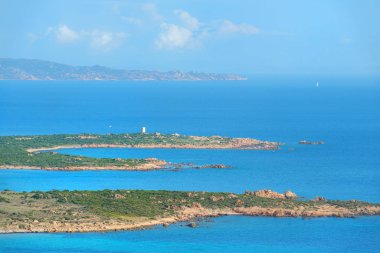 Güneydeki Korsika sahilinde kaya oluşumu.
