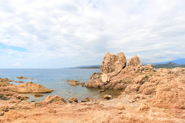 Rotsformatie op Corsicaans strand — Stockfoto