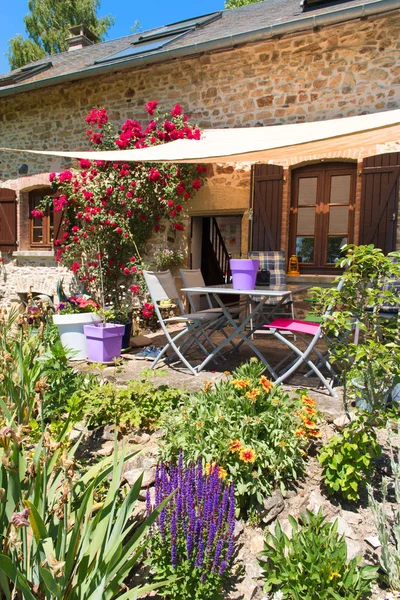 Romantisch huis met tuin in Frankrijk — Stockfoto