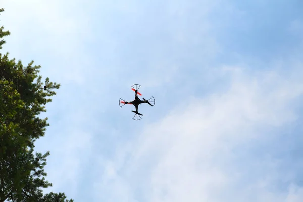 Drone volante in aria — Foto Stock