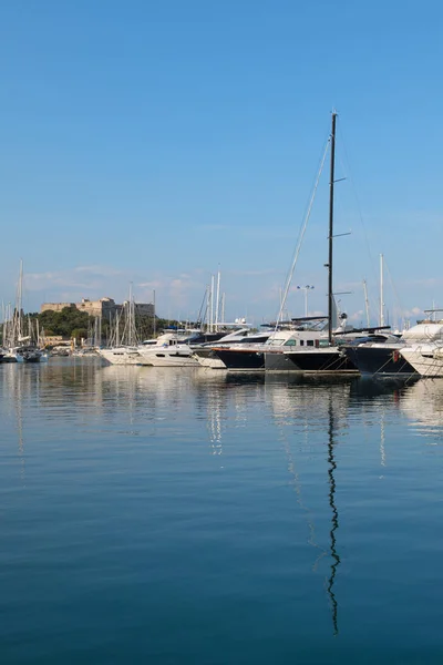 Luxe jacht in de haven — Stockfoto