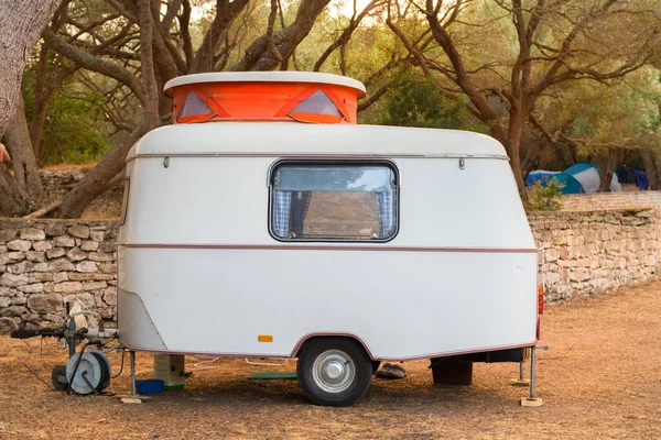 Pequena caravana com telhado aberto laranja — Fotografia de Stock