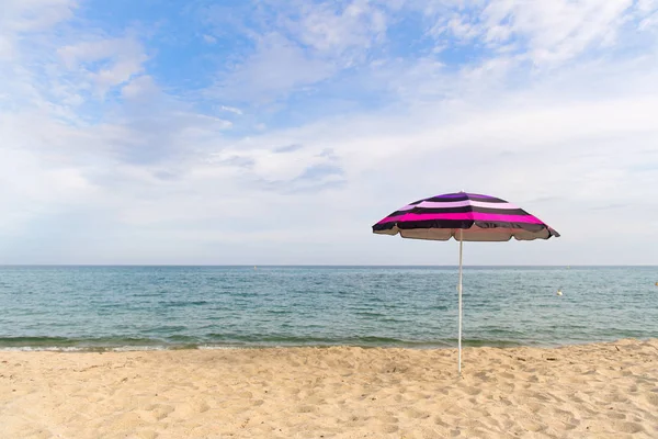 Strandparaply för skugga — Stockfoto