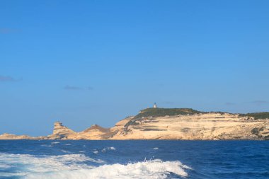 Bonifacio yakınlarındaki Korsika adasında deniz feneri.