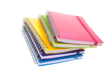 Beyaz arkaplan üzerinde izole edilmiş renkli defterler