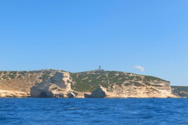 Bonifacio yakınlarındaki Korsika adasında deniz feneri.