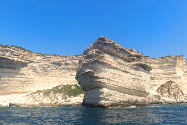 南海岸の岩の形成と島 フランス領コルシカ島 — ストック写真