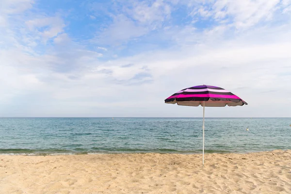 Vakantie Met Schaduw Met Parasol Aan Het Strand — Stockfoto