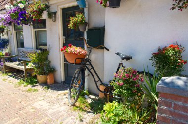 Çiçekli ve bisikletli Hollanda romantik evi