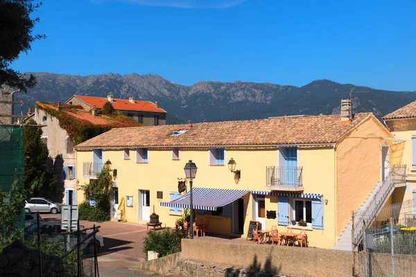 Pueblo Paisaje Costa Este Córcega Francia Entre Montañas — Foto de Stock