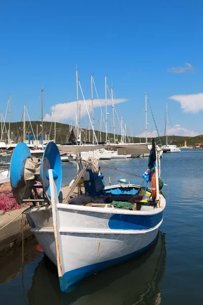 フランスの島コルシカ島の港Macinaggioと村 — ストック写真