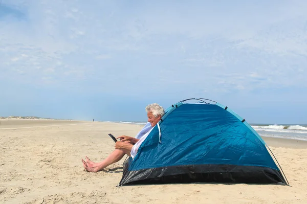 Samotny Senior Cyfrowym Tabletem Kempingowym Schronisku Plaży — Zdjęcie stockowe