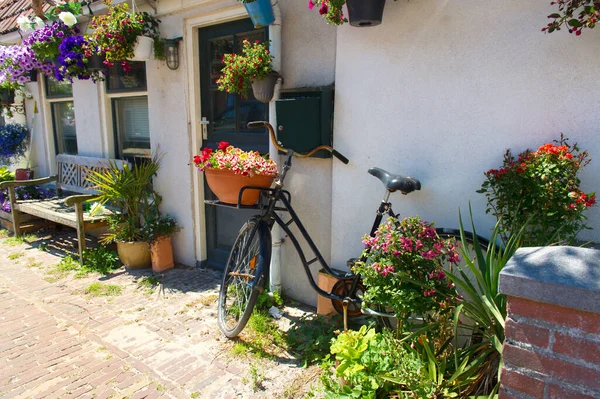 花や自転車とオランダのロマンチックな家 — ストック写真